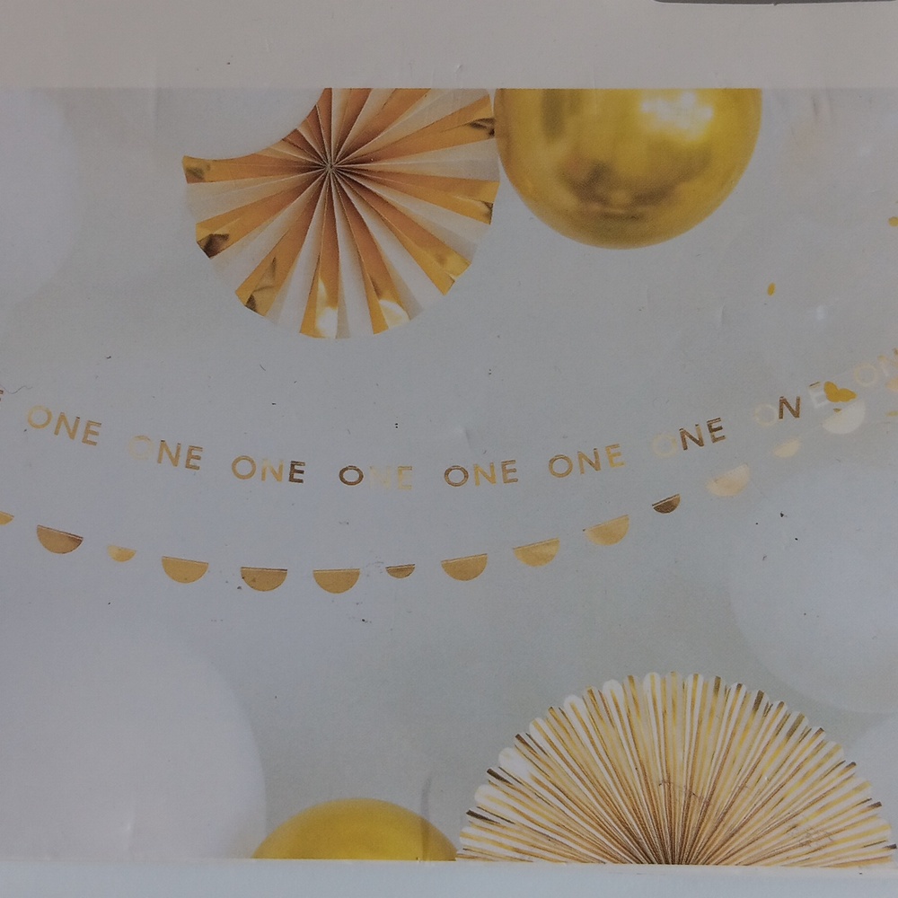 GOLD & WHITE ONE BiRTHDAY PARTY DECORATION SET